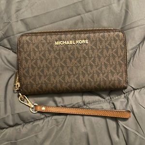 Michael kors wristlet -wallet